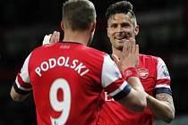 Lukas Podolski a Olivier Giroud se radují z vítězství fotbalového Arsenalu nad West Hamem.