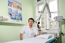 Nejvíc nakažlivý je člověk v počáteční fázi, v době, kdy je rýma vodnatá, varuje MUDr. Petr Schalek, vedoucí lékař Otorinolaryngologické kliniky Fakultní nemocnice Královské Vinohrady.