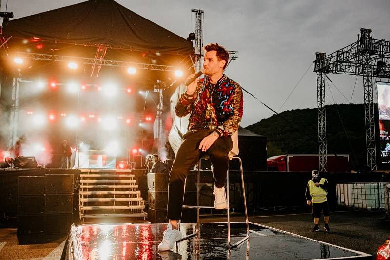 Autokino udělal Luboš Machoň na parkovišti u obchodního domu v Ústí nad Labem. Autokoncert Leoše Mareše se pak konal na mosteckém autodromu.