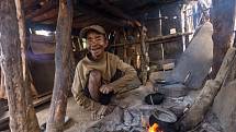 Nepál je jedna z nejchudších zemí v Asii i na světě. Asi tři miliony lidí trpí chronickým nedostatkem potravin a zhruba čtvrtina z 30 milionů žije pod hranicí chudoby.