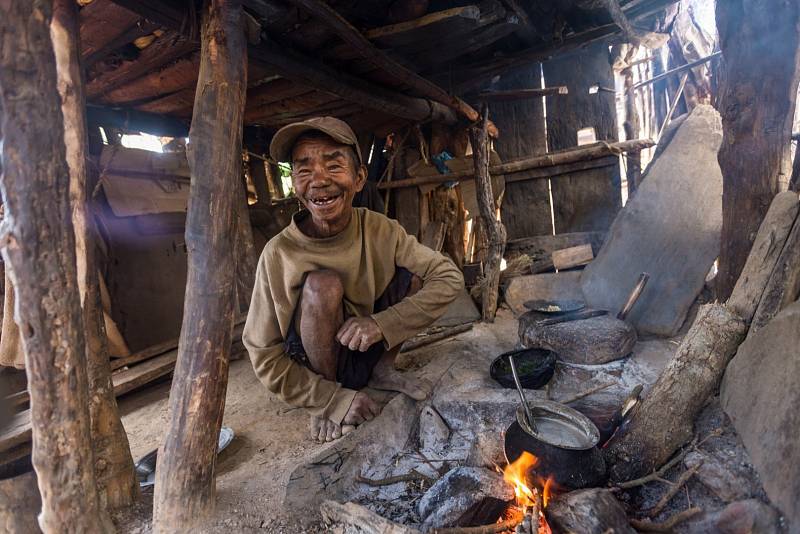 Nepál je jedna z nejchudších zemí v Asii i na světě. Asi tři miliony lidí trpí chronickým nedostatkem potravin a zhruba čtvrtina z 30 milionů žije pod hranicí chudoby.