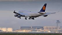 Boeing 747 přistává na letišti ve Frankfurtu