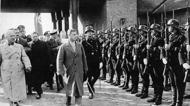 Kontroverzní návštěva. Bývalý král Eduard VIII. při návštěvě nacistického Německa v roce 1937. Na snímku prohlídka jednotek SS.