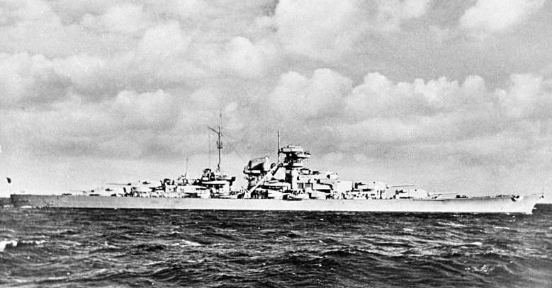 Loď Bismarck měla výtlak téměř jednapadesát tisíc tun, dlouhá byla 251 metrů, široká 36 metrů.