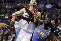 Polák Marcin Gortat (4) v dresu Washingtonu v souboji s Kennethem Fariedem (35) z Denveru. 