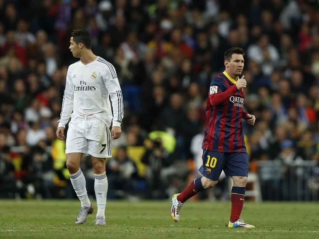Souboj hvězd. Po slavném El Clásiku se radoval Lionel Messi z Barcelony (vpravo). Gól Cristiana Ronalda Barceloně nestačil.