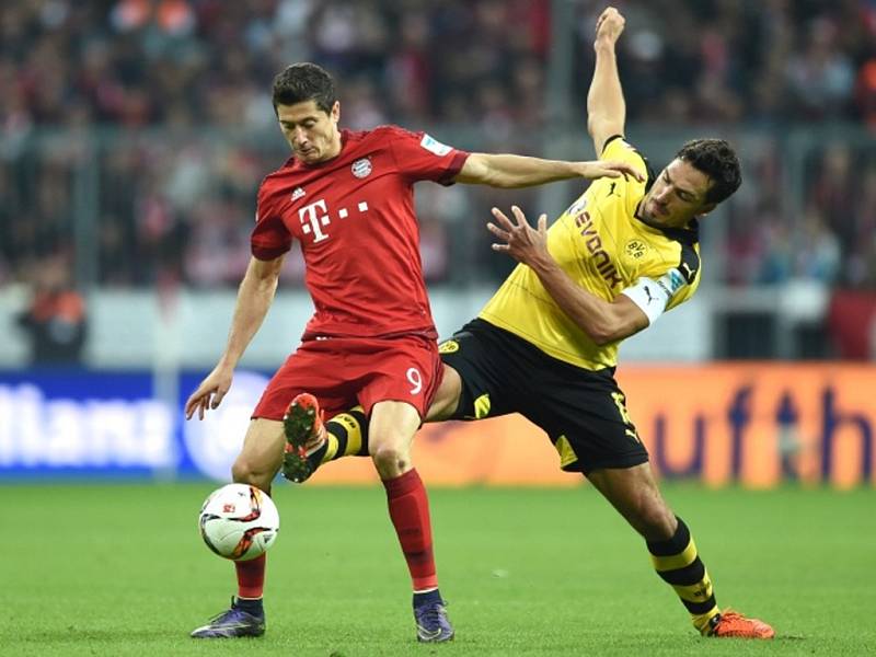 Robert Lewandowski z Bayernu Mnichov (vlevo) a Mats Hummels z Dortmundu. 