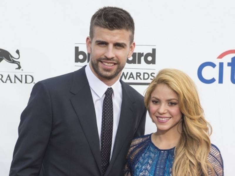 Zpěvačka Shakira a její partner obránce Španělska Gerard Piqué.