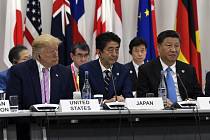 Summit G20 v Ósace, zleva prezidenti USA, Japonska a Číny Donald Trump, Šinzó Abe a Si Ťin-pching