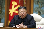 Severokorejský vůdce Kim Čong-un na zasedání vlády KLDR na snímku z 11. dubna 2020