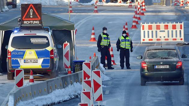 Němečtí policisté stojí 14. února 2021 na kontrolním stanovišti na hraničním přechodu v Pomezí nad Ohří na Chebsku