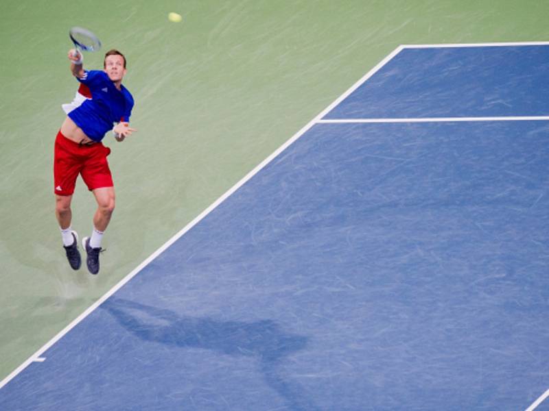 Tomáš Berdych servíruje v Davis Cupu proti Německu.