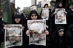 Ženy s portréty zabitého íránského generála Kásema Solejmáního ve smutečním průvodu v Teheránu na snímku ze 4. ledna 2020
