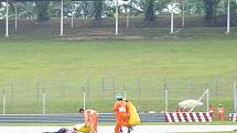 Italský motocyklista Marco Simoncelli leží bezvládně na trati po nehodě v GP Malajsie.