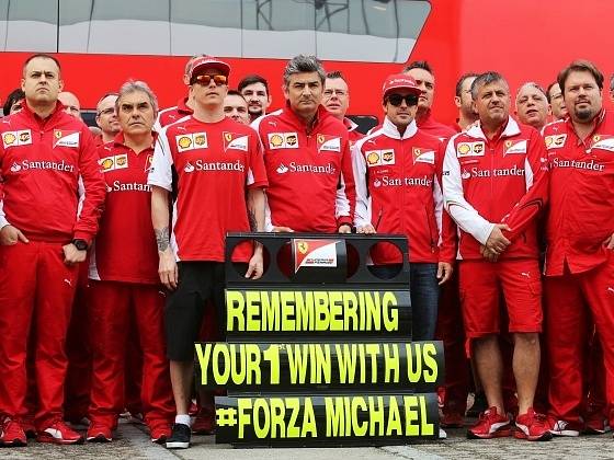 Dlouhé týdny nejistoty: Michaelu Schumacherovi vyjádřil podporu i celý tým Ferrari