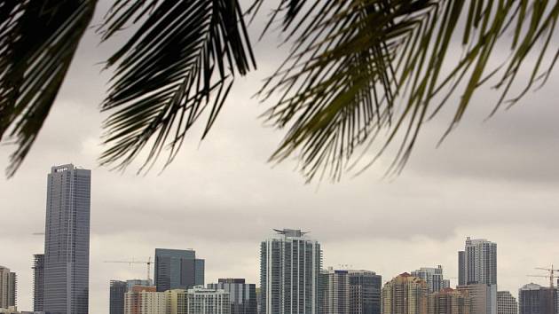 Známý pohled na Miami a jeho nablýskané věžáky u pobřeží. To je však silně znečištěné splaškovými vodami.