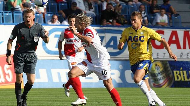 Záložník Slavie Jaroslav Černý (uprostřed) v duelu s Teplicemi.