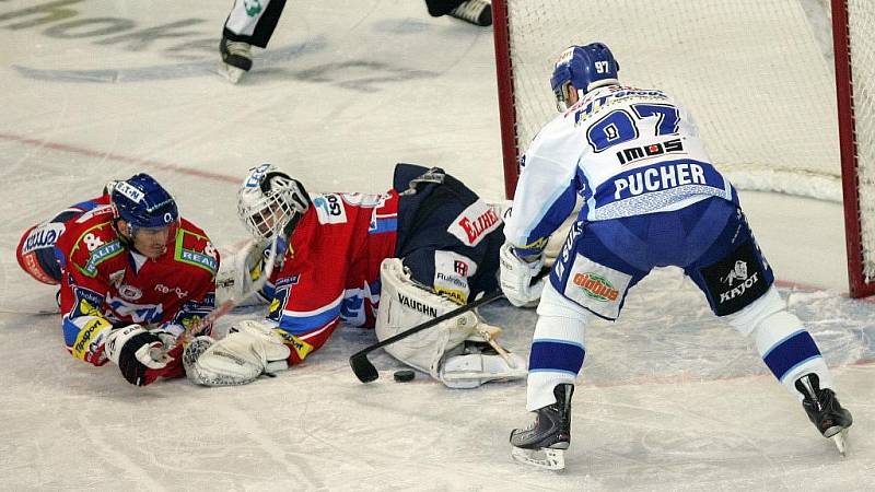 Slovenský útočník Pucher z Komety Brno se snaží přelstít gólmana Pardubic Růžičku.