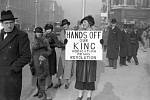 Žena s plakátem v době abdikační krize ve VB v roce 1936 - i většina britské veřejnosti nesouhlasila, aby se král Eduard VIII. oženil s Američankou Wallis Simpsonovou.