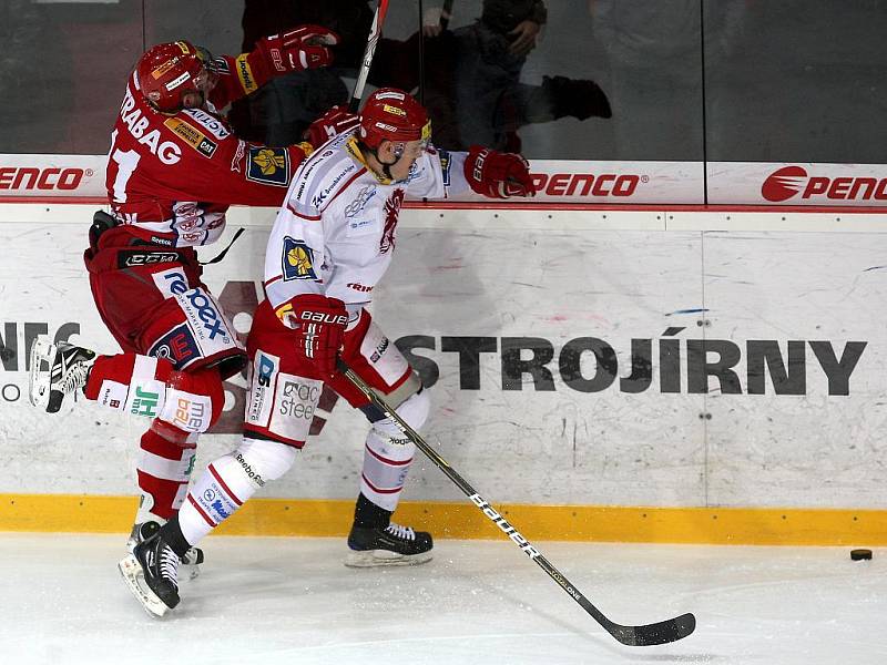 Útočník Slavie Miloslav Čermák (vlevo) přitlačený na mantinel hráčem Třince.