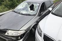 Řidič Renaultu najížděl i do policejní Octavie v civilním provedení.