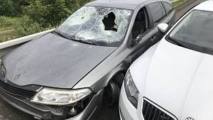 Řidič Renaultu najížděl i do policejní Octavie v civilním provedení.