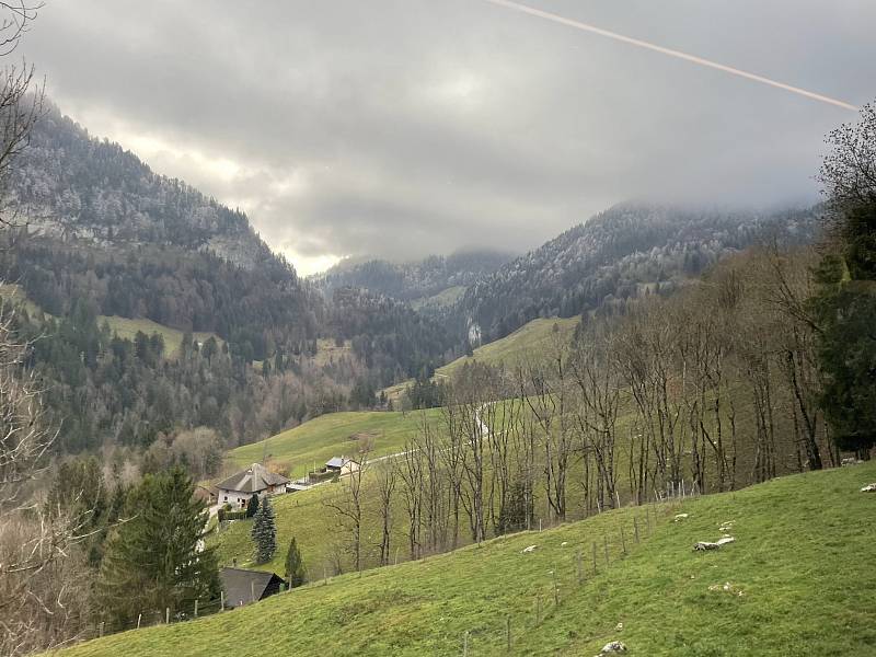 Vyhřívané sedačky, změna rozchodu za jízdy. Švýcaři představili nový luxusní vlak.