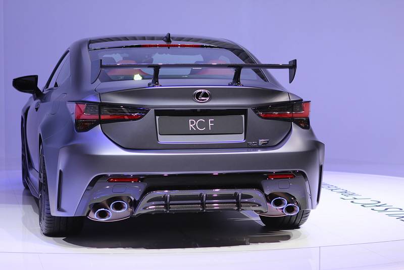 Lexus RC F vyrazí na trať