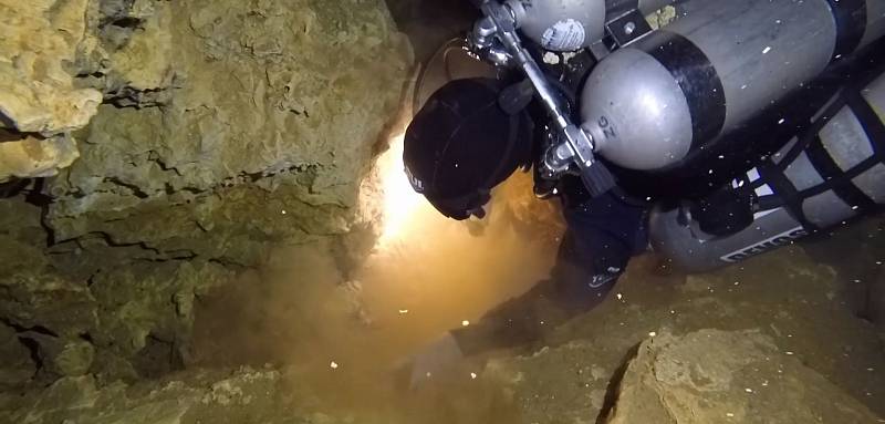 V nitru podmořských jeskyní našli potápěči stopy po pravěké důlní činnosti
