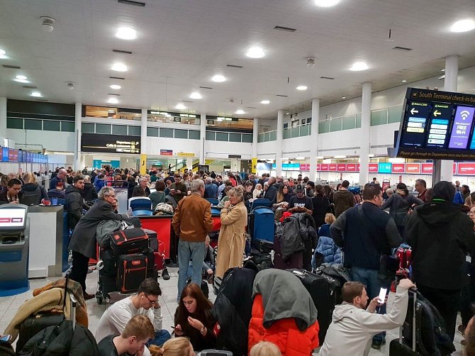 Chaos na letišti v Gatwicku.