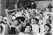 Propuštění váleční zajatci z vietnamské války odlétají evakuačním letadlem z Hanoje. Tento snímek vznikl při pozdějším propuštění dne 28. března 1973