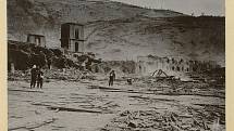 Fotografie z alba celkem 61 snímků, zachycujících zkázu, mrtvé a trosky po erupci sopky Mount Pelée v květnu 1902