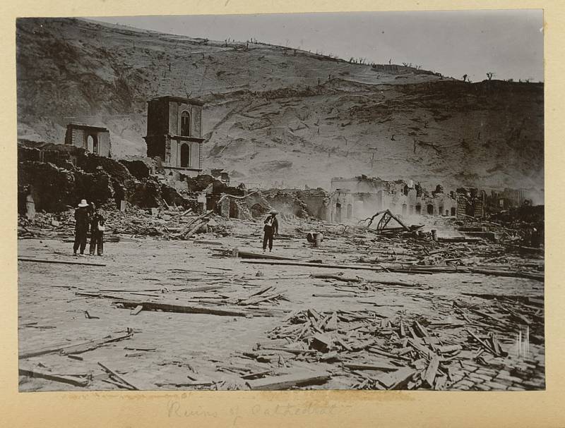 Fotografie z alba celkem 61 snímků, zachycujících zkázu, mrtvé a trosky po erupci sopky Mount Pelée v květnu 1902