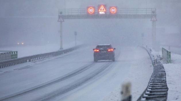 Zasněžená silnice v Německu.