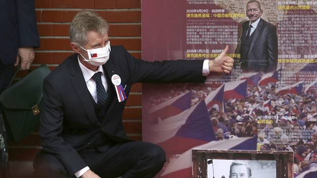 Předseda Senátu Miloš Vystrčil u portrétu svého zesnulého předchůdce Jaroslava Kubery poté, co 1. září 2020 v Tchaj-peji vystoupenil v tchajwanském parlamentu