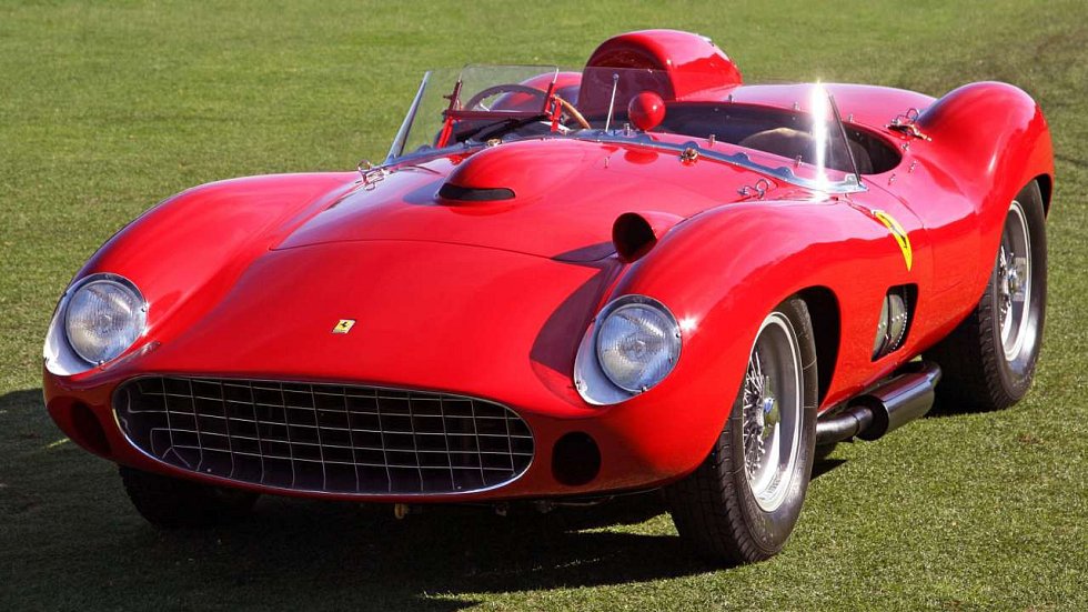 3. Ferrari 335 S z roku 1957. Protagonista tragického konce závodů Mille Miglia a rarita ze série pouhých čtyř kusů. Božsky vypadající závoďák se uměl rozjet až na 306 km/h. Odklepnuto za 35,7 milionu dolarů (asi 814 milionů korun).