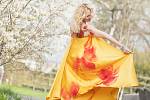 Blanka Drabová vytváří originální ručně malované oblečení z hedvábí