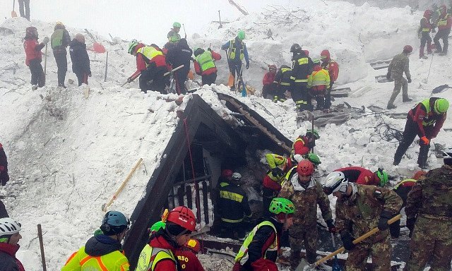 Záchranné práce u hotelu Rigopiano, který zavalila lavina. 