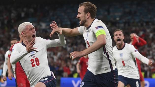 Harry Kane se spoluhráči slaví gól v semifinále Eura.