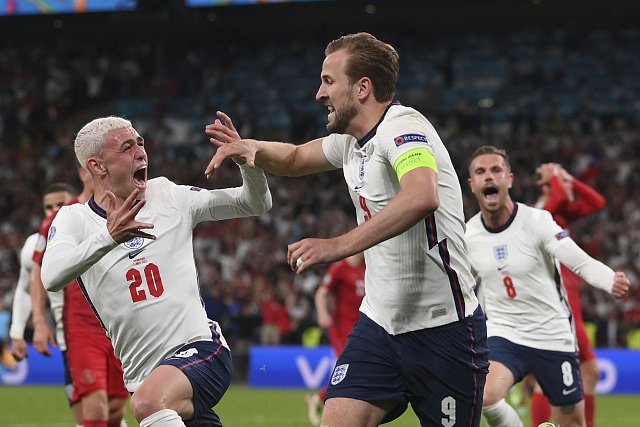 Harry Kane se spoluhráči slaví gól v semifinále Eura.