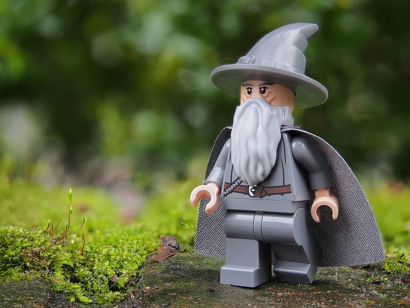 J. R. R. Tolkien a jeho trilogie Pán Prstenů dávno přerostla hranice literatury. Populární fantasy sága získala i podobu kostiček stavebnice LEGO.