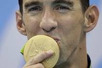 Plavec Michael Phelps se svou zlatou medailí