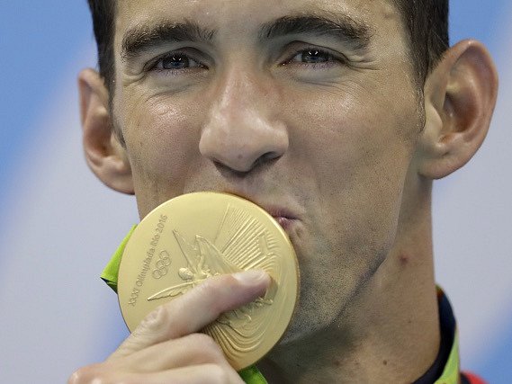 Plavec Michael Phelps se svou zlatou medailí