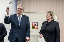 Prezident Miloš Zeman se svou ženou Ivanou volili 12. ledna na pražských Lužinách v prvním kole prezidentských voleb.