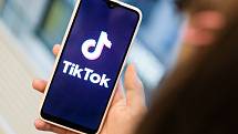 Aplikace čínské sociální sítě TikTok na mobilním telefonu