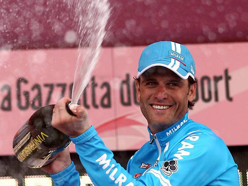 Alessandro Petacchi ze stáje Milram slaví čtvrté etapové vítězství na letošním Giru.