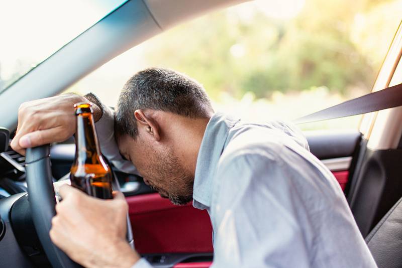 Každoročně se na silnicích České republiky stanou zhruba čtyři tisíce dopravních nehod, které zavinili řidiči pod vlivem alkoholu. Mají desítky obětí na životech.