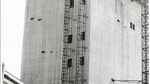 Výstavba skipokomplexu Mír 4 závodu 2 v roce 1984.