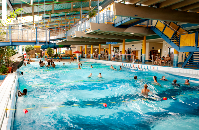 Velký bazén s vlnobitím v aquaparku AquaMarien