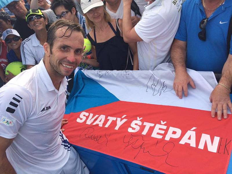 Radek Štěpánek s fanoušky po postupu do 2. kola Australian Open.